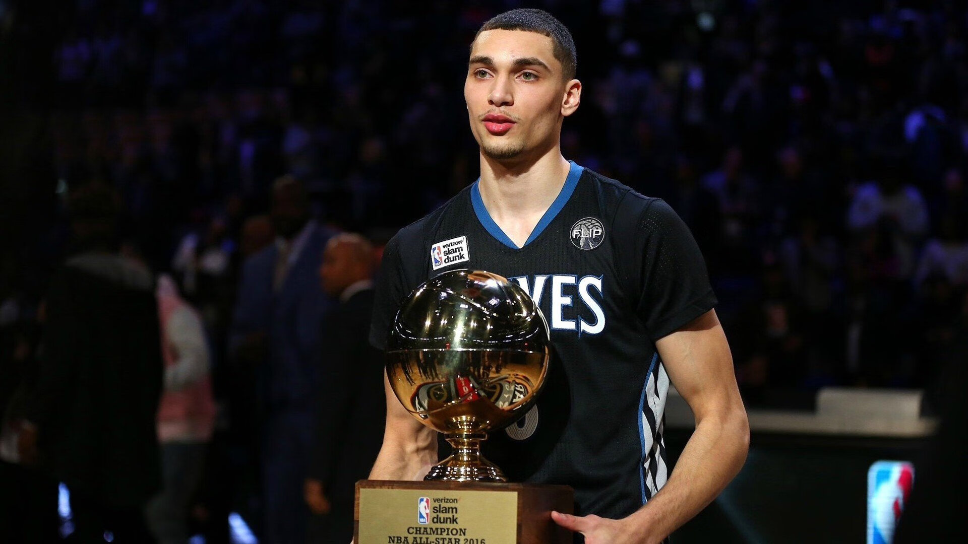 “悬崖飞跃：险境中的极限飞跃”，悬崖飞人视频